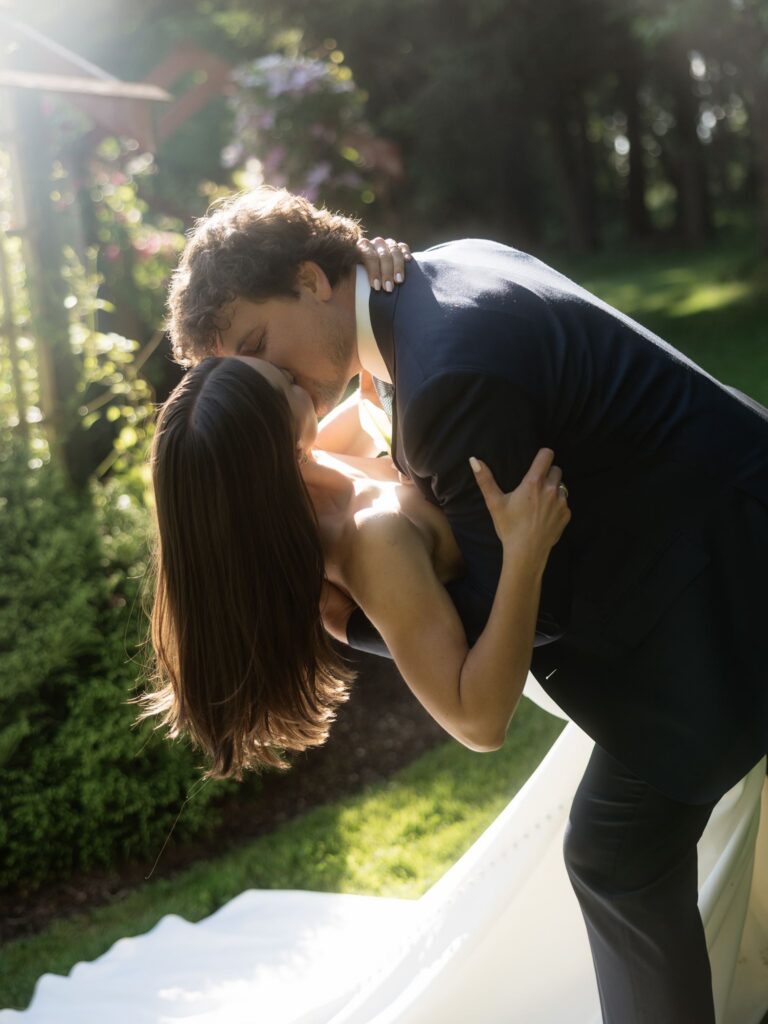 Bride and groom kissing at Froggsong Gardens wedding venue in Vashon, Island WA.