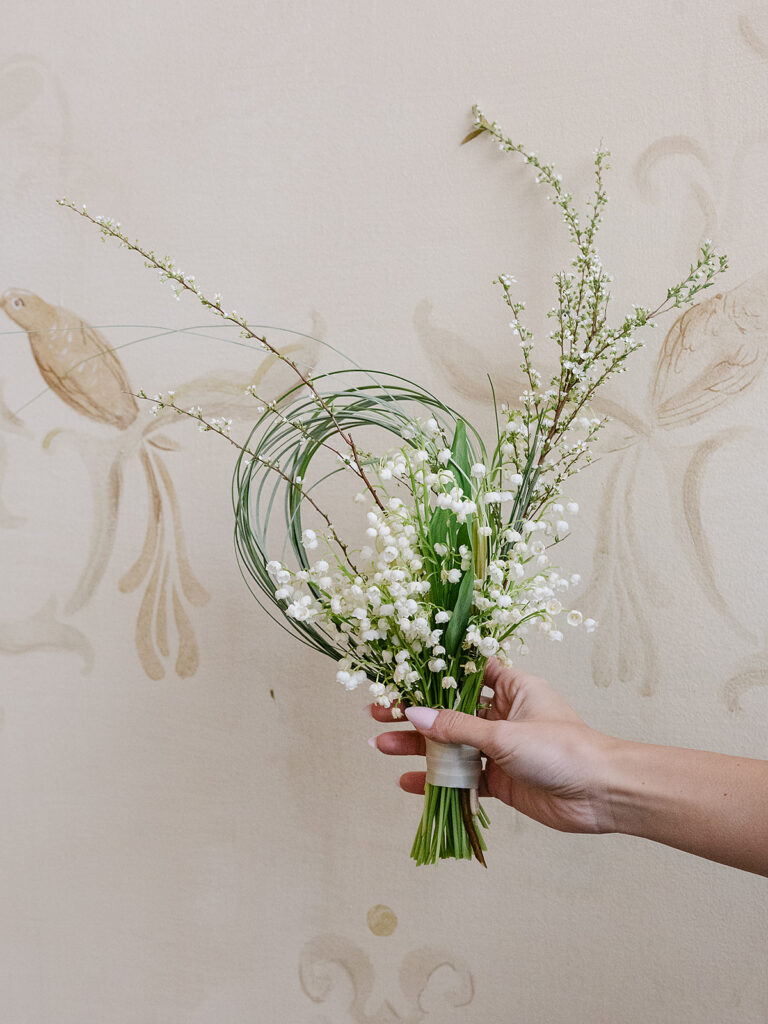 Bride holding a simple and modern bouquet.